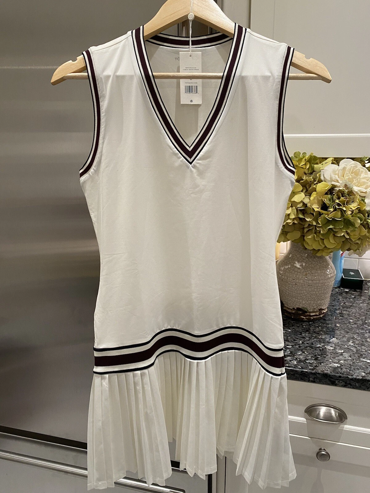 Abito da tennis Tory Burch Tory Sport Performance scollo a V bianco neve taglia M nuovo con etichette