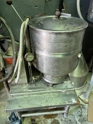 Groen NAT. BD. 10 10 Gal Steam Tilting Countertop Kettle w/ Lid Spigot
