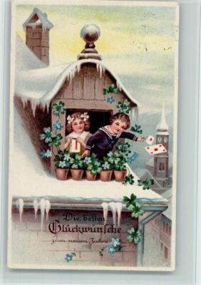 10531368 - Eiszapfen am Haus, Kinder stehen am Fenster und werfen Briefe und