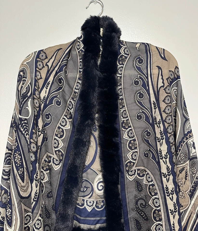 LA FIORENTINA ESTAMPADO PAISLEY 100% LANA ENVOLTURA CON RIBETE DE PIEL ROJA - AZUL MARINO ORG $499 Foto 3 de 4