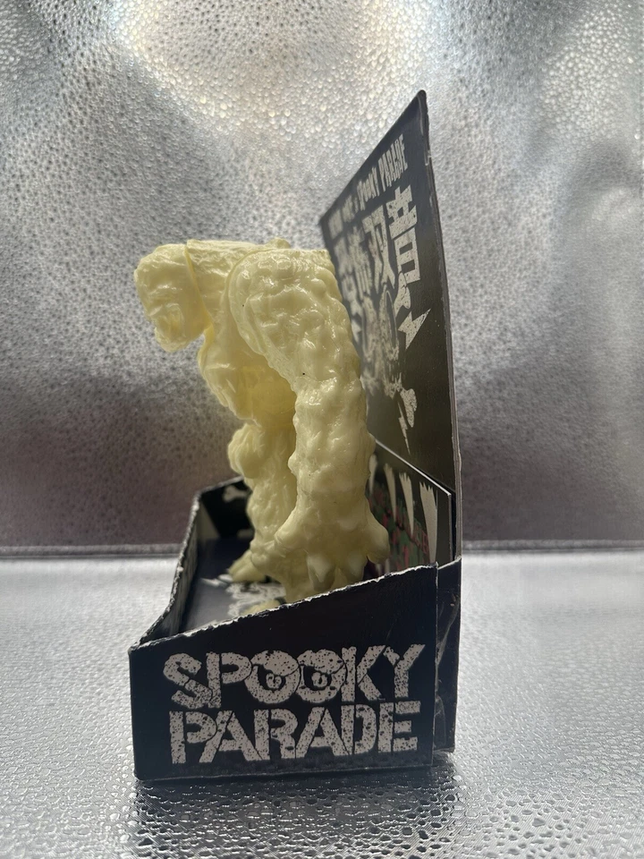 Figura Vinilo Limitada Nerd One X Spooky Parade Steregon Brilla en la Oscuridad Sofubi Foto 2 de 4