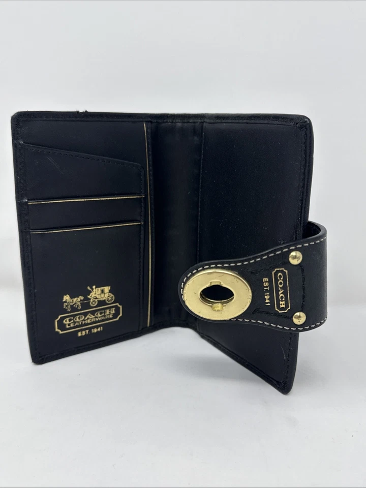 Soporte para pasaporte Coach Turnlock vintage, bloqueo giratorio Coach negro y dorado Foto 3 de 4