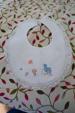Antikes Vintage Baby L&auml;tzchen, wei&szlig;, bestickt, Vogel, Lagenlook, gewellter Spitzenrand