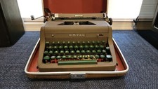 Royal Quiet De Luxe Typewriter Vintage w/ Red Case | Needs New Ribbon  thumbnail