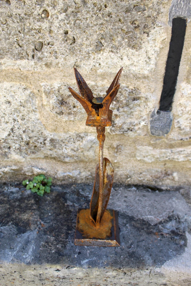 ALEXANDER FABI - Blume III (2024). Monogrammierte Stahlskulptur mit Rostpatina. - Bild 2 von 3