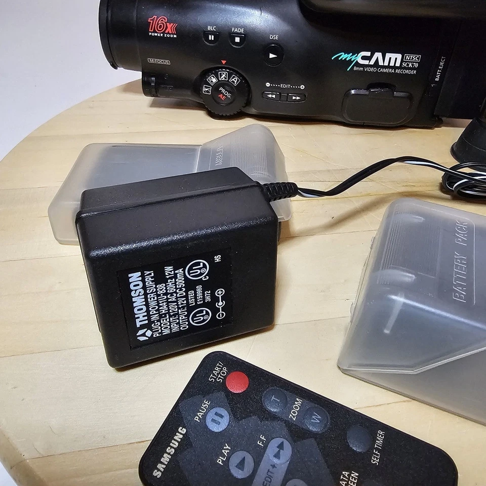 Vintage 90s Samsung 8mm Video Camera Recorder SCK70 Bundle for Parts Or Repair - Image 3 of 4