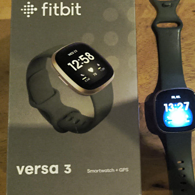 Fitbit Versa 3 40 mm Smartwatch GPS Touchscreen Silikon-Armband grün gold