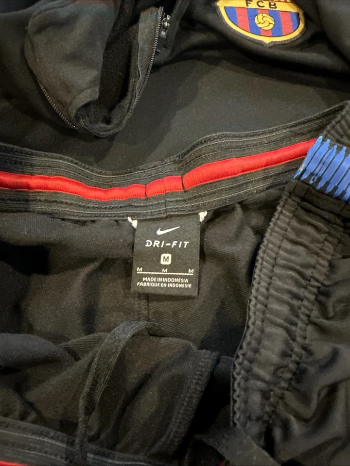 Camiseta y pantalón de entrenamiento Barcelona Nike para hombre mediano Foto 3 de 4