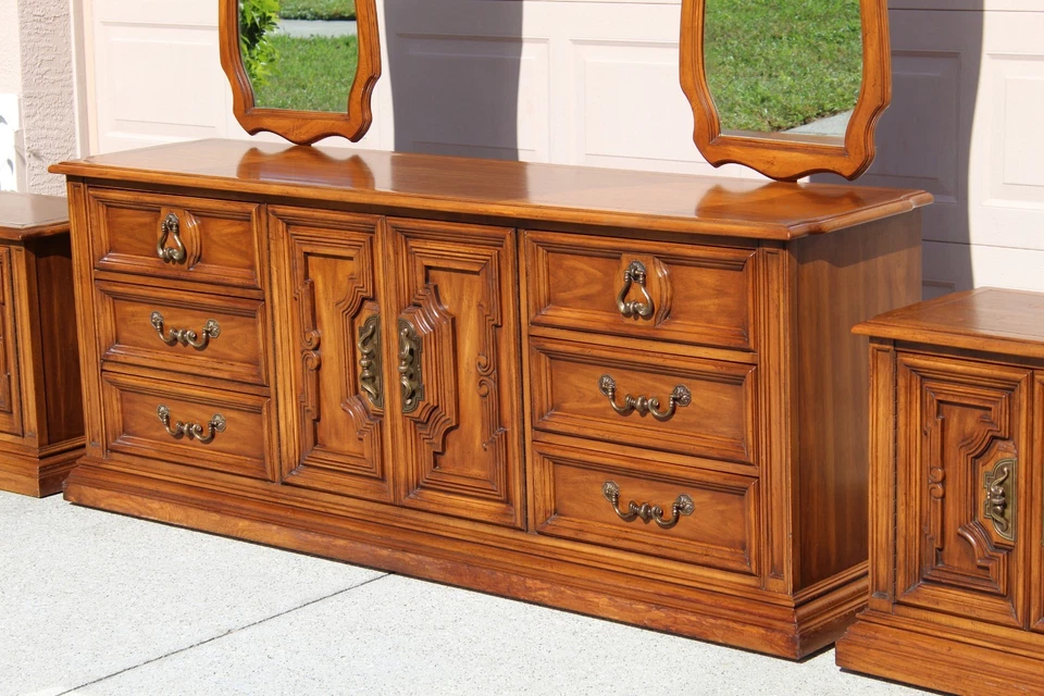 Cómoda blanca de madera maciza para muebles finos con dos espejos y noches a juego 1970 Foto 3 de 4