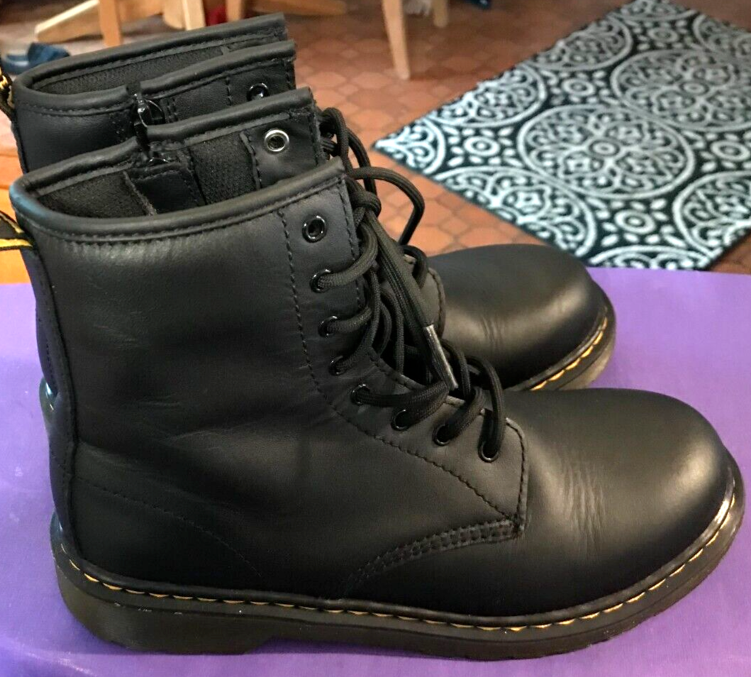 DR. MARTENS BLACK LEATHER LACE UP & INSIDE ZIP 1460 Y DR. MARTENS BLACK LEATHER LACE UP & INSIDE ZIP 1460 Y