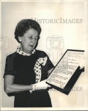 1969 Press Photo Miss Anna Harrison reading a citation awarded to her