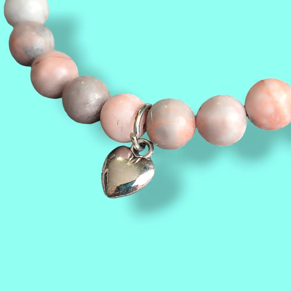 Pulsera elástica con dije de corazón de cuentas de bola de jaspe cebra rosa natural 7,5 pulgadas Foto 3 de 4