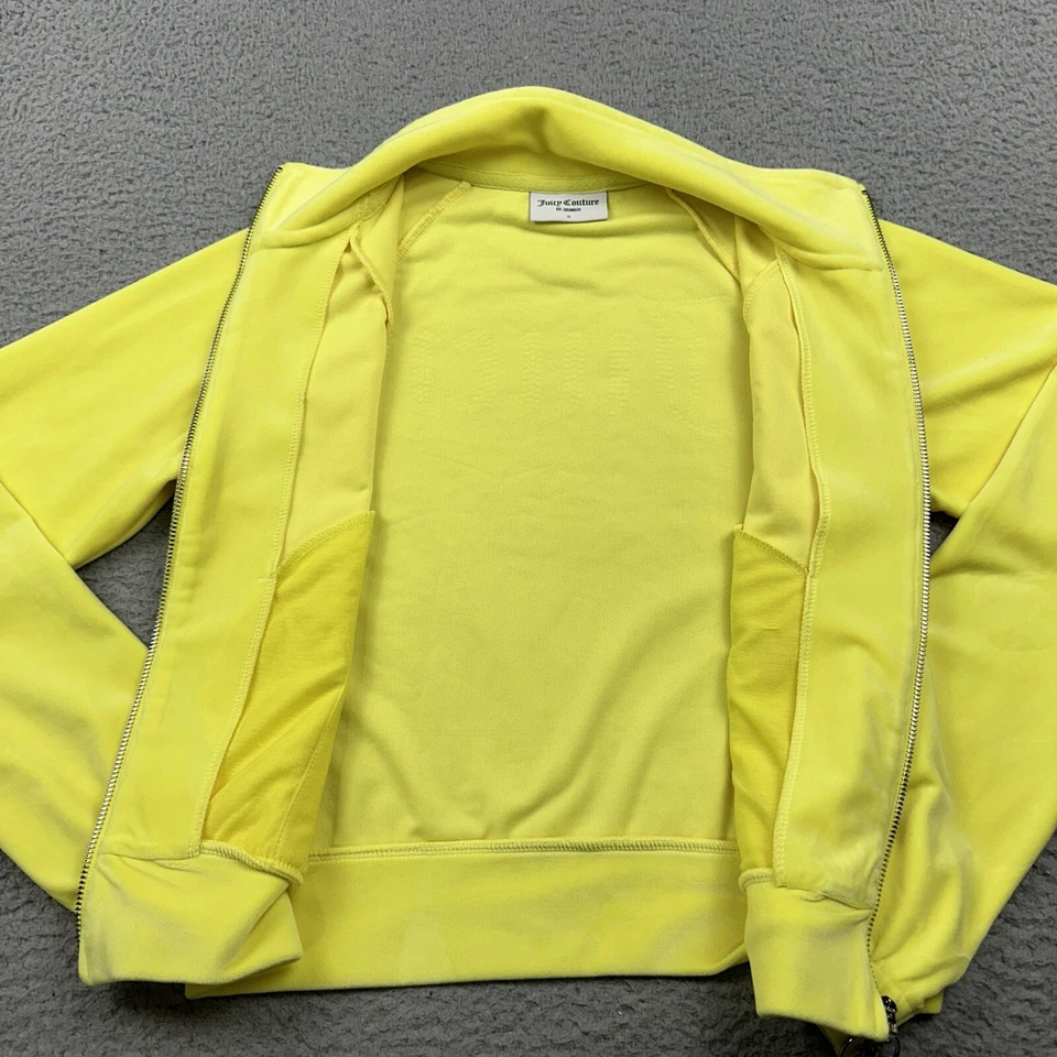 Chaqueta Juicy Couture para mujer pequeña de terciopelo amarillo adornada con cremallera Foto 4 de 4