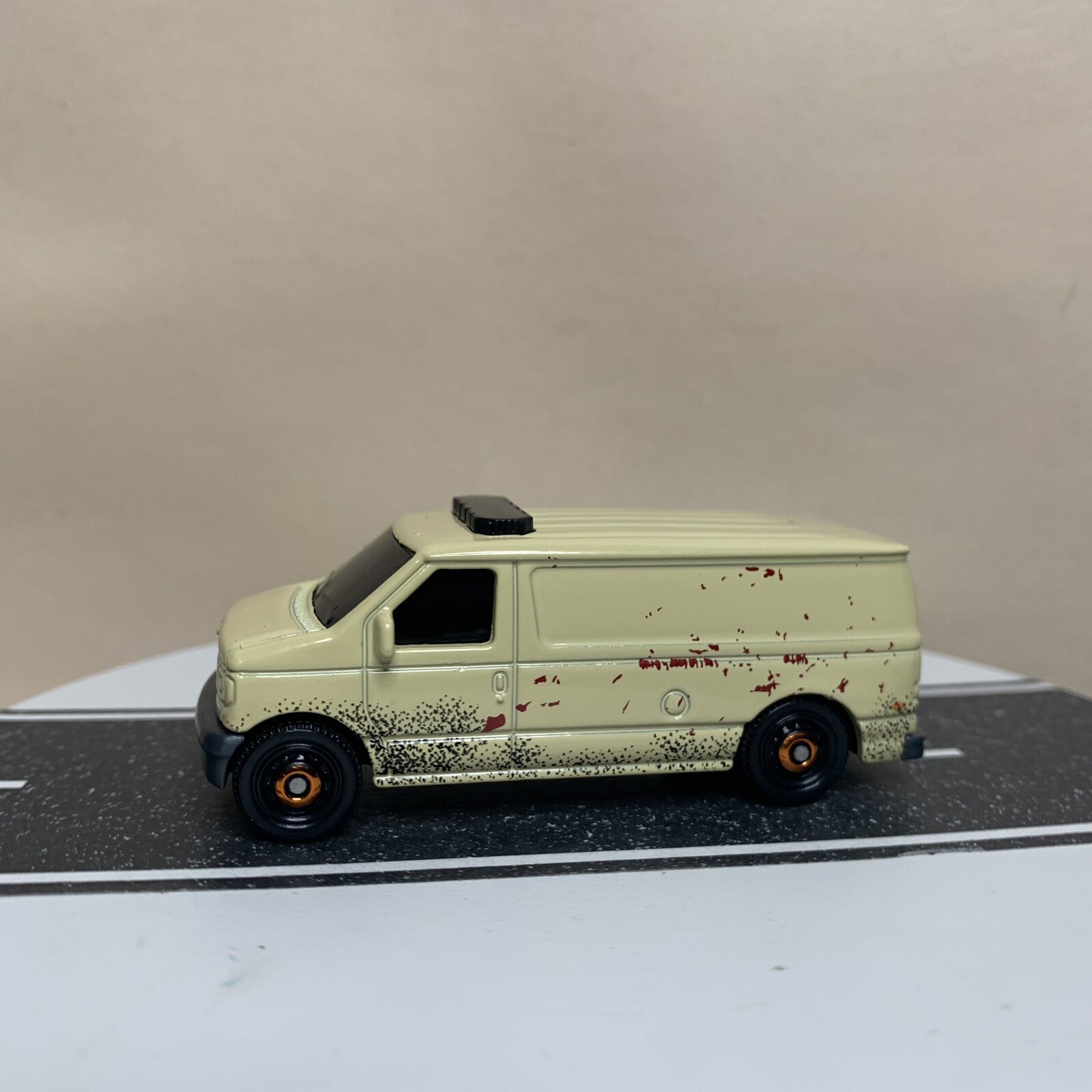 2022 Matchbox Jurassic World Dominion Ford E-Series Panel Van Beige/Tan 1:64 NM