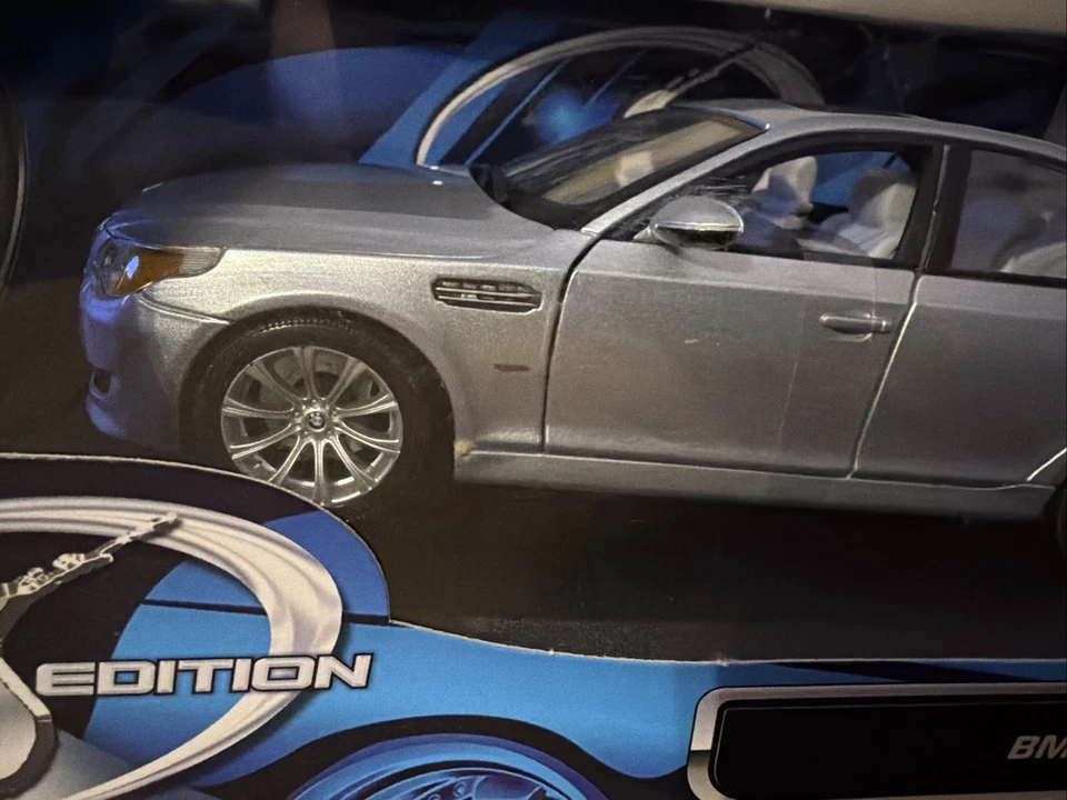 Diecast Maisto escala 1/18 31144 - BMW M5 E60 - plateado Foto 3 de 4