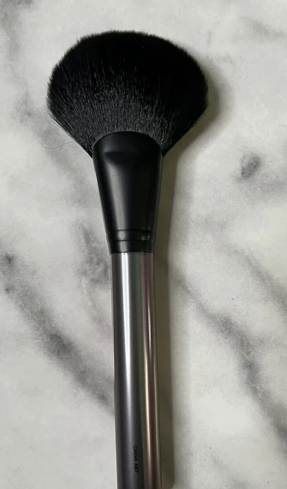 Cepillo ventilador completo sintético MAC Cosmetics 140 sellado con cubierta Foto 2 de 4