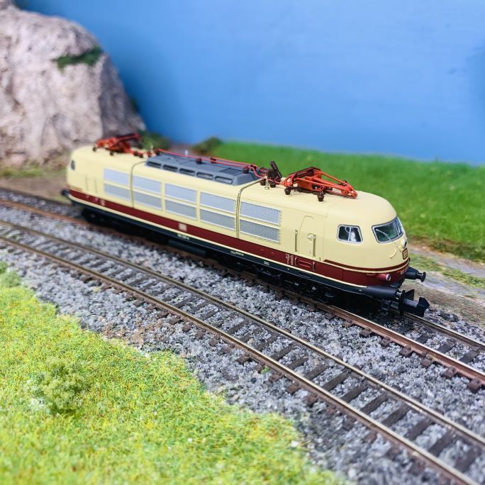 Locomotive électrique BB 9216 SNCF - REE MB-202S - époque IV - Sonore - échelle HO (1/87)