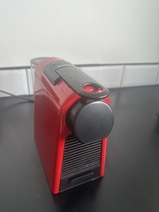 Magimix 11373 Nespresso Essenza Mini Kaffeemaschine Rubinrot (Auffangschale fehlt)