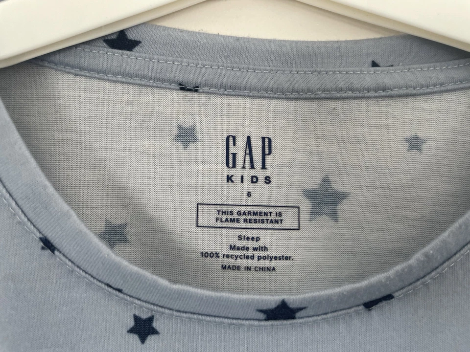 Top de pijama de manga larga azul Gap Kid Girls Allover Stars 100 % poliéster cuello redondo talla 6 Foto 2 de 4