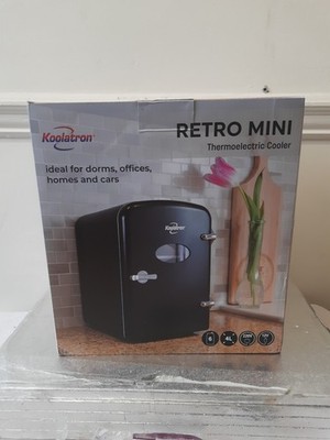 Koolatron Retro Mini Kühlschrank für Schlafzimmer 4L klein 6 Dosen Tischplatte 12V (4A)