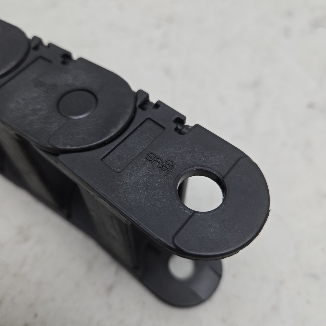 40" Igus 250.05.125 Cable Carrier System 2.24" Inner 2.87" Outer 22 Links New