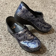 Dansko XP 2.0 Blue Paisley Glossy Patent Leather Clogs Size 40 (US 9.5-10)