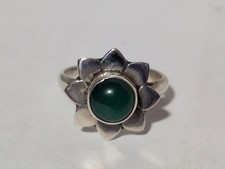 VINTAGE STERLING SILVER SIZE 6 GREEN GEMSTONE FLOWER DESIGN RING 925