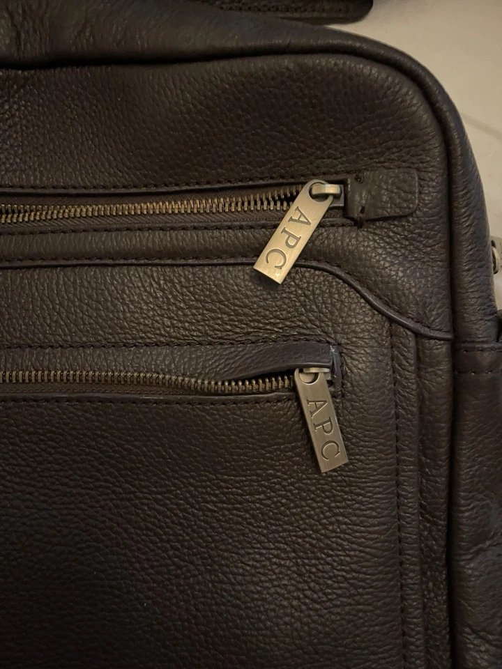 【NUEVO】BOLSO MENSAJERO CON SOLAPA DELANTERA A.P.C, MARRÓN OSCURO, Unisex, Resistencia al Tiempo Foto 3 de 4