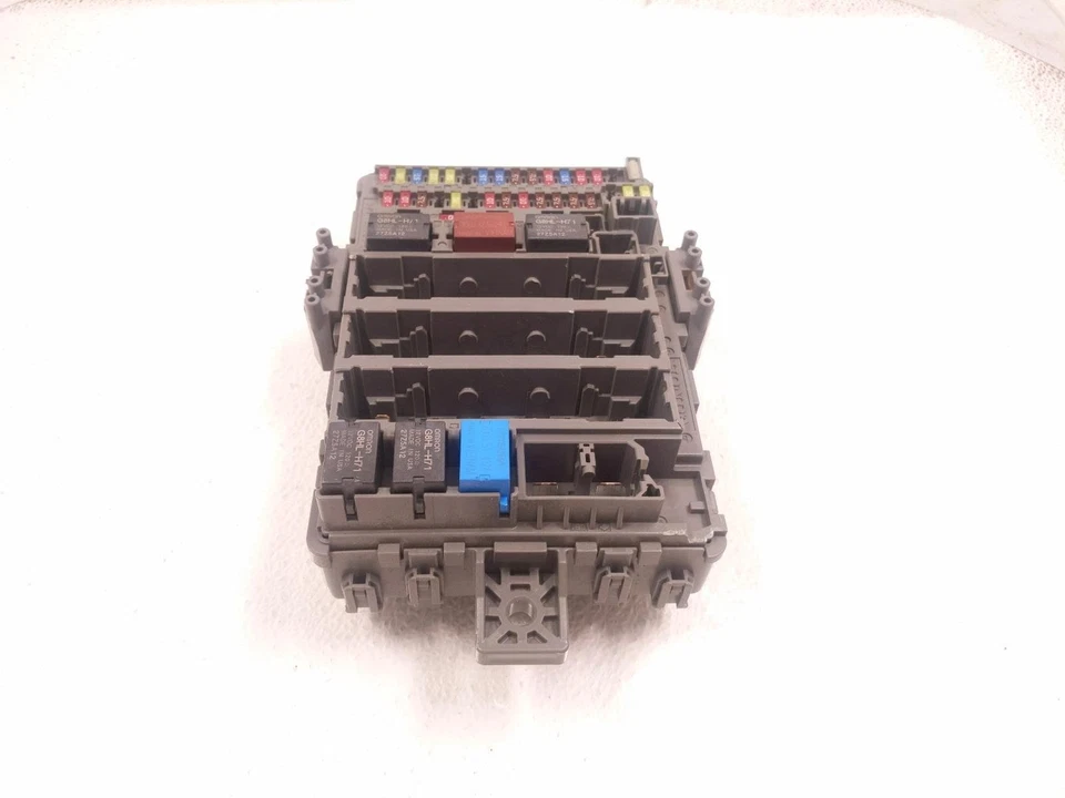 Коробка предохранителей для кабины водителя Honda Cr-V 2015-2016 годов выпуска * - есть несколько сломанных фиксаторов - Изображение 2 из 4