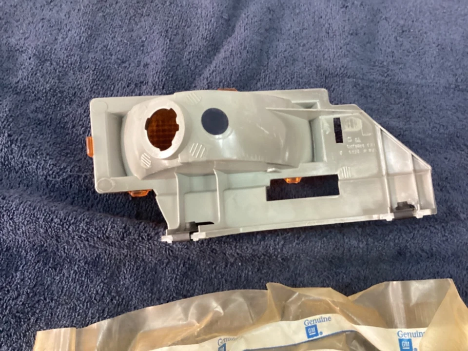 NOS GM GUIDE 1992-1995 Oldsmobile 88 Left Parking Light Lamp Turn Signal Lens - Image 3 of 4