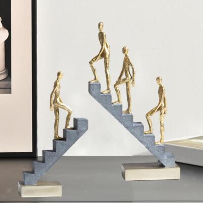 Salire le scale Statua del personaggio della scultura del pensatore della
