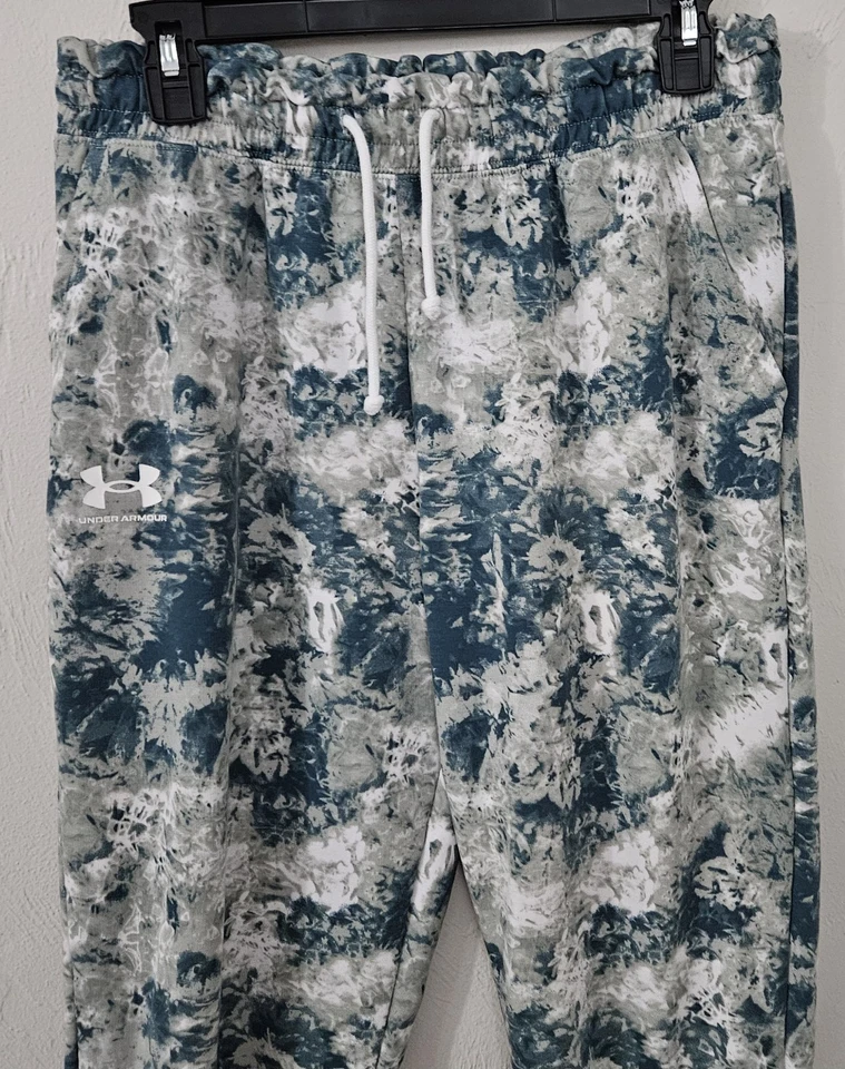 Pantalones de chándal para mujer talla mediana Under Armour UA Rival con estampado de felpa verde ópalo Foto 2 de 4