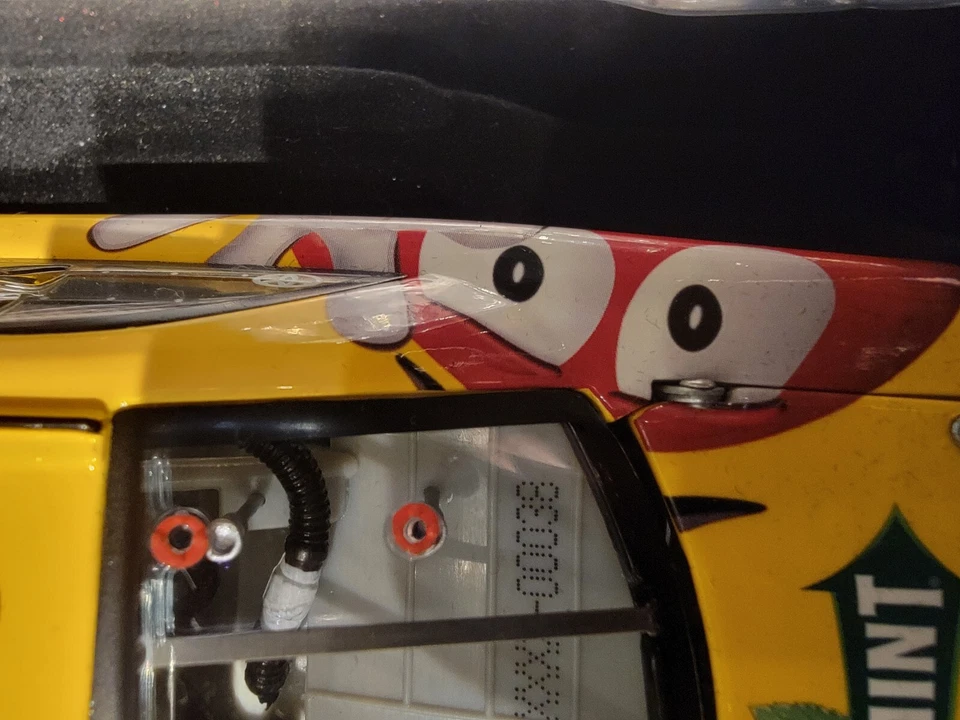 Kyle Busch #18 M&M's 2012 autografiado - 1:24 Elite - acabado estándar #38/250 Foto 4 de 4