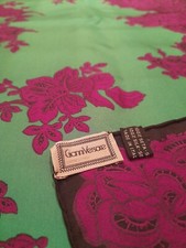 Grande foulard in pura seta fucsia e verde su fondo nero di Gianni Versace