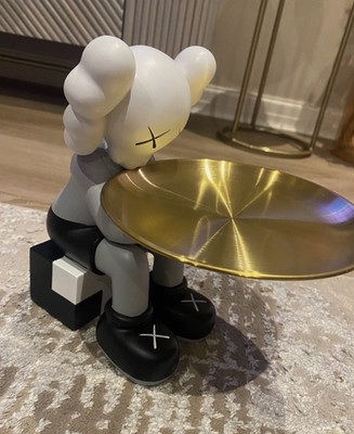 Kaws graue Figur mit goldenem Display Tablett - nagelneu