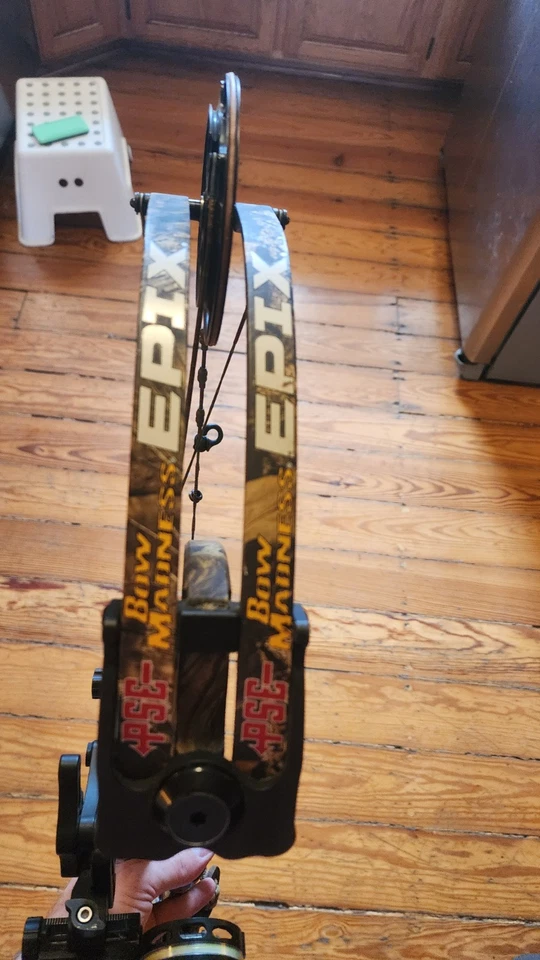 PSE Bow Madness 60LB 25-30DL con mira y descanso Foto 3 de 4