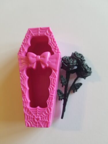 Monster High Clawd Draculaura Howliday Love Coffin Case Black Roses Diorama - Afbeelding 1 van 4