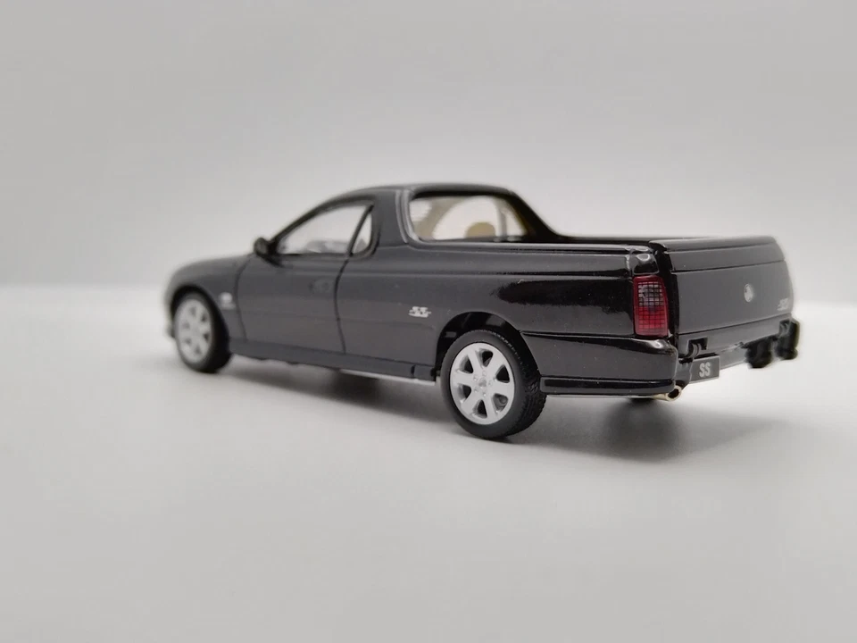 Classic Carlectables 1/43 Holden Ute 2001 50th Anniversary. Very Rare! - image 4 of 4