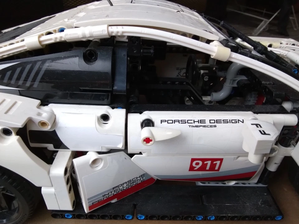 LEGO Technic 42096 Porsche 911 RSR, photo 3 of 5