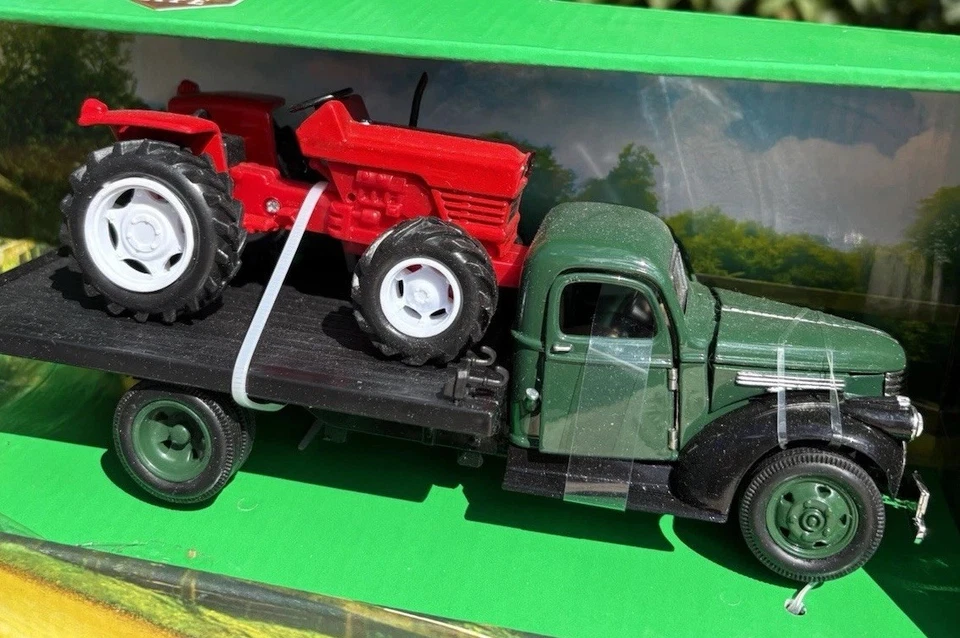 New Ray Toys 1:32 Die Cast Truck with Farm Tractor-1941 Chevy Flatbed with Farm - Image 2 of 4