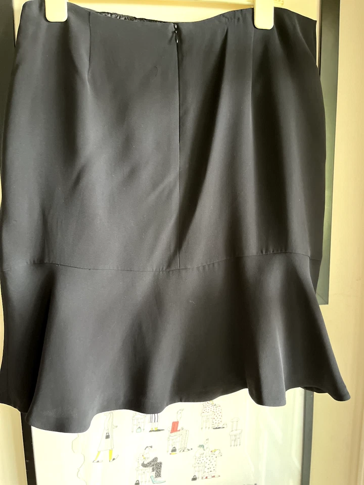 Rena Lange 14 black silk skirt w flutter possibly altered back zip rayon lining. Foto 2 de 4