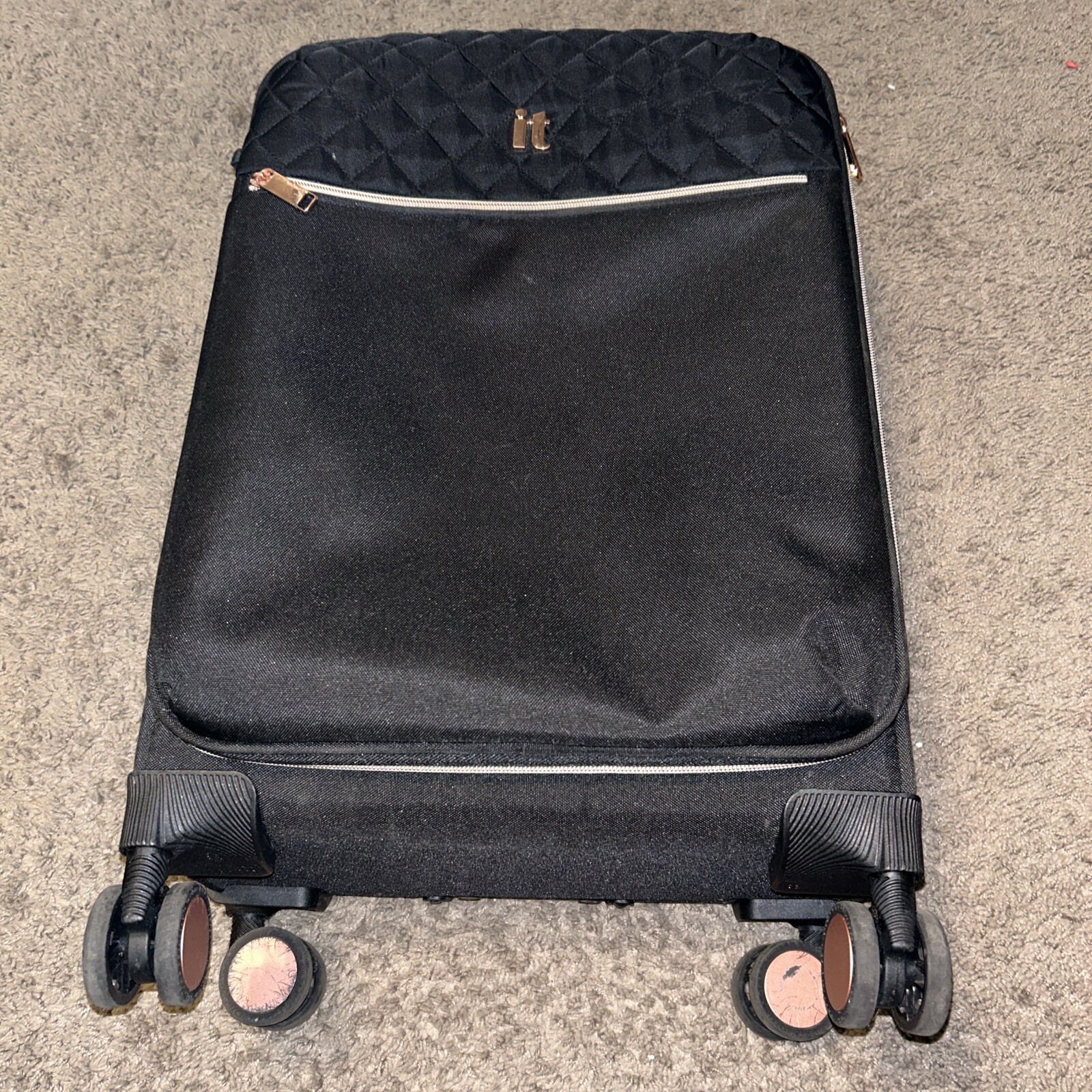 IT LUGGAGE Black Soft Case Spinner Suitcase 4 Wheel! QUALITY! MEASURMENTS GIVEN!