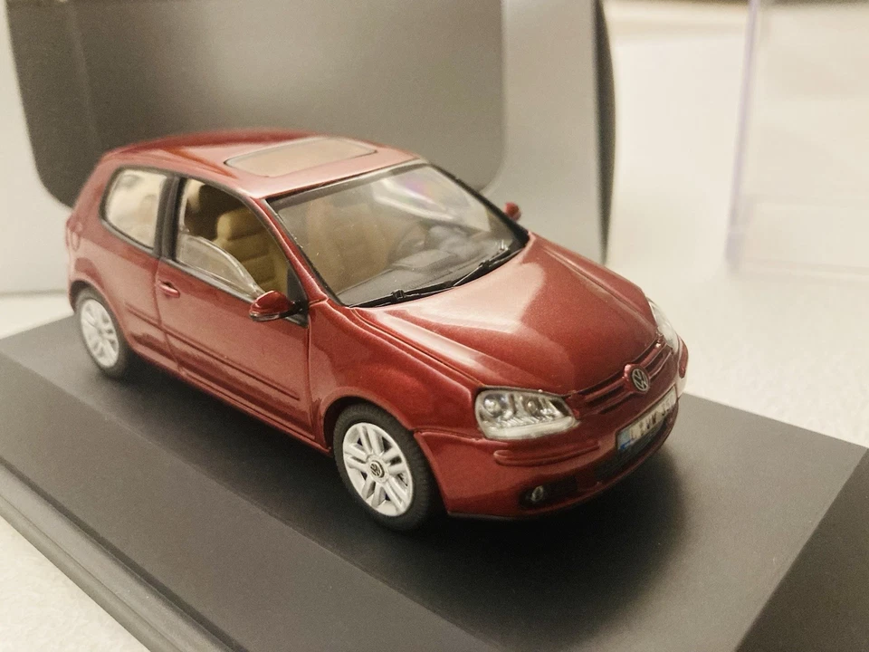 Modellino VW Golf V Serie 3P 2003-08 Rosso Metallizzato 1:43 Schuco - Boxed - Immagine 2 di 4