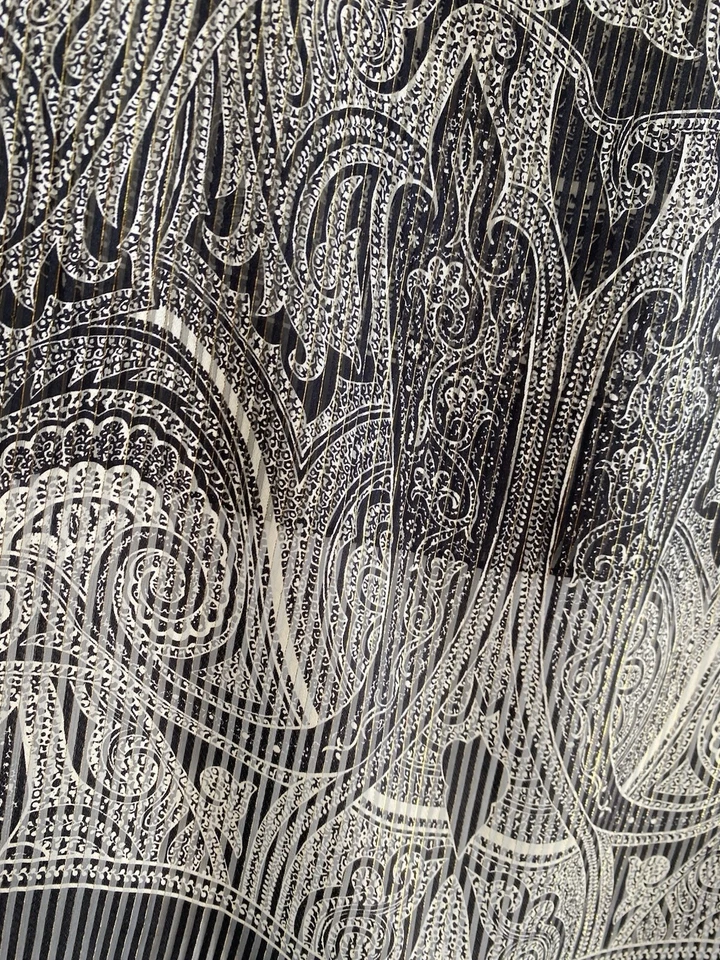 Bufanda para mujer ECHO M.I.Japan negra rectangular seda patrón barroco 58"/17" en muy buena condición Foto 3 de 4