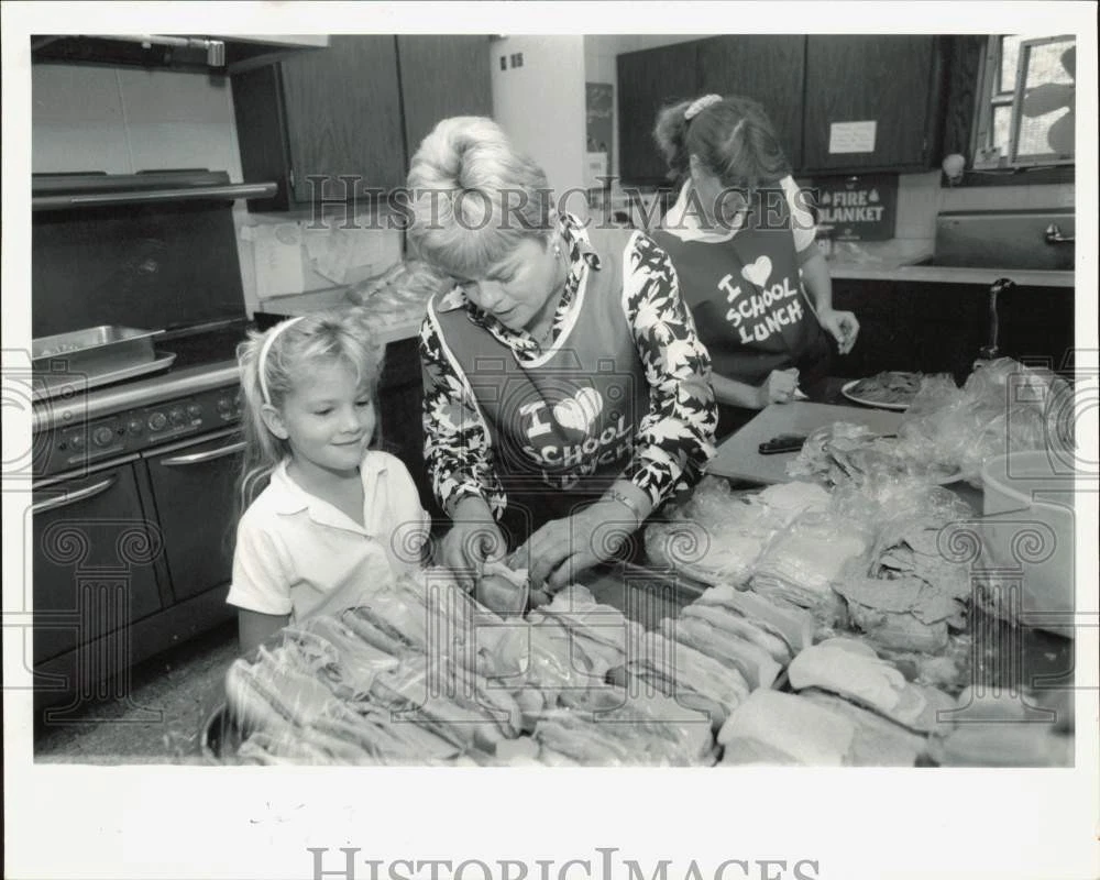 1989 Press Photo Student & Cooks Making Sandwiches at Rondout School Kitchen