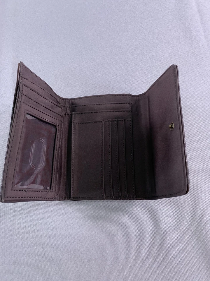 Relic Wallet Womens Brown Paisley Embossed Trifold Faux Leather Zip Coin Pocket - Image 4 of 4