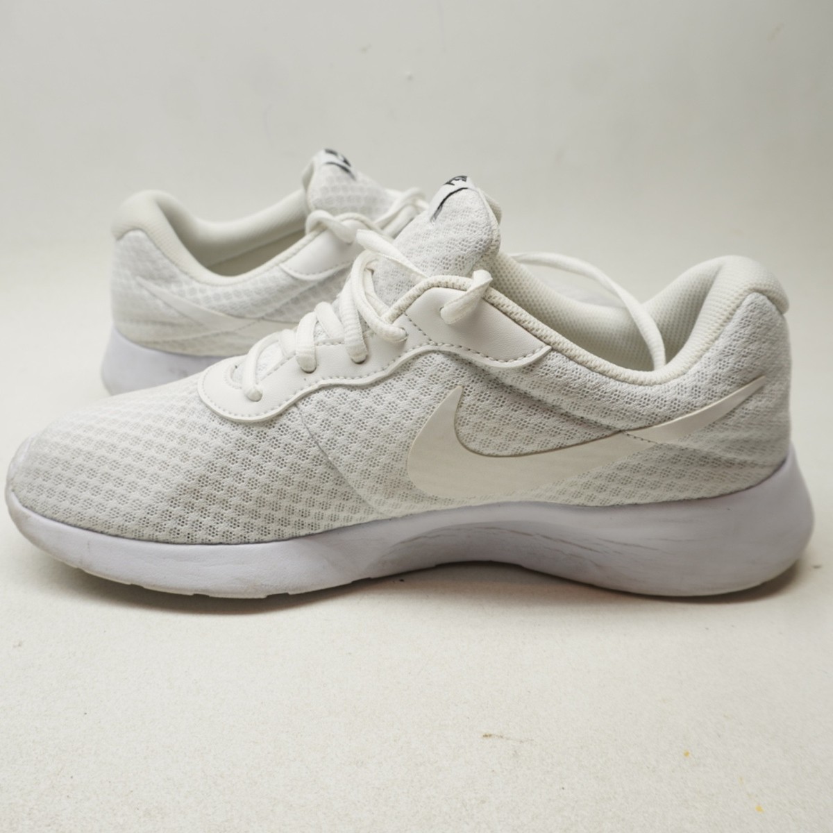nike tanjun all white mens