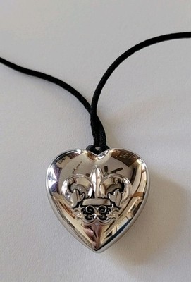 Avon Outspoken Fergie Solid Perfume Fleur De Lis Heart Pendant Cord 30  Necklace