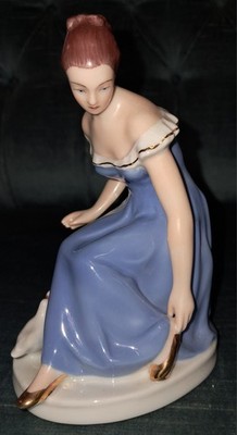 Royal Dux Porzellanfigur Cinderella Aschenputtel, sitzende junge Frau mit Tauben