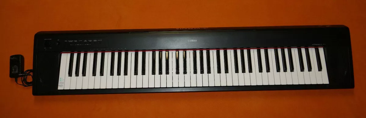 YAMAHA PIAGGERO NP-31 PIANO KEYBOARD 76 key builtin speakers AA batteries or pwr
